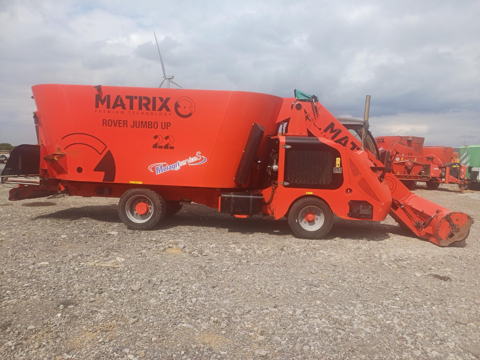 Mélangeuse automotrice Matrix Rover Jumbo Up dans la cour de Melagri Services