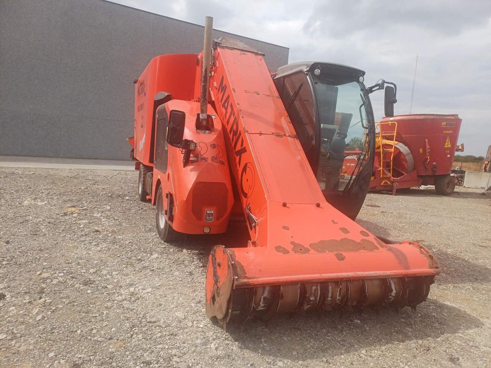 Mélangeuse automotrice Matrix Rover Jumbo Up vue de l’avant, dans la cour de Melagri Services